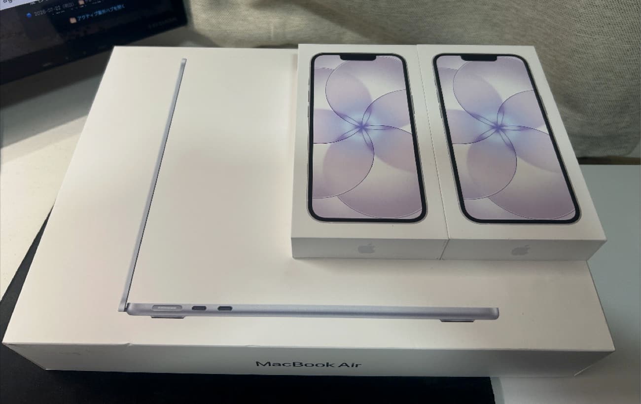 実際に持ち帰ったMacBook Airの箱と、iPhone 17e 2台の箱